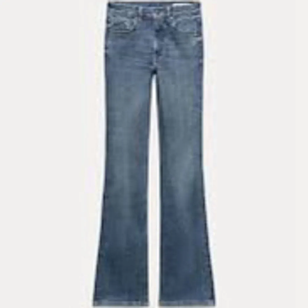 Säljer dessa fina lågmidjade jeans från ZARA då dom är lite för korta för mig som är 167. Ordinarie pris 399 säljer för ett mer tänkbart pris.. Jeans & Byxor.