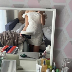 Studentklänning  - Vit off shoulder klänning i broderad. Använd ett par gånger men i väldigt bra skick, en söt och elegant sommar klänning 