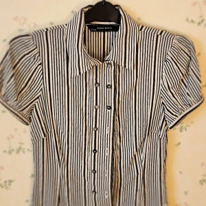 Strandklänning - Söt klänning jag haft till stranden för fem år sedan. Köpt på loppis. Zara. Jag har 38 men den är st 36. 40kr. Ej frakt. Möts i Gbg. Malmö 