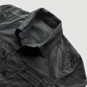 Skjortjacka - Storlek S - VARAN KAN KÖPAS DIREKT PÅ VÅR HEMSIDA, ettmarke.se MÄRKE: Grisch. FÄRG: Mörkgrå/Charcoal. AXELBREDD (SÖM TILL SÖM RAKT ÖVER): 47 cm. TOTALLÄNGD (FRÅN KRAGEN): 70 cm. BREDD NEDTILL (PLATT MÅTT): 50 cm. ÄRMLÄNGD (ÄRMHÅLAN TILL MUDDSLUT): 47 cm. 