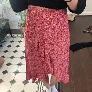 Säljer denna blommiga kjol från Shein. Den är alldeles för liten för mig så därför säljer jag. Storlek Small. Köparen står för frakten.