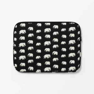 Svenskt tenn datorfodral  - Säljer mitt fina datorfodral från svenskt tenn! Det är helt slutsålt på hemsidan och kostar 1200 nypris. Egna bilder kommer snart!💗