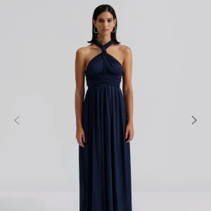 Superfin By malina långklänning  - Denna jättefina klänning är köpt från by malina för 2500kr, haft i mindre än ett år och är bara använd en gång. Man kan knyta den på en massa olika sätt, och passar perfekt till bröllop eller som studentklänning. Skriv för fler bilder!! Såå fin!!!!!!