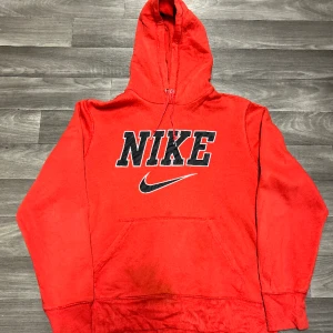 Nike Central Swoosh Hoodie - Snygg Nike Hoodie i storlek M! Bara att skriva om du undrar över något🙏