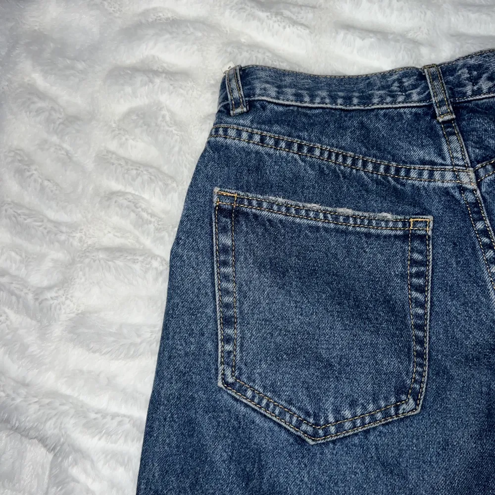 Jeans med hög midja och vida ben. Storlek 36, mörkblå. Heter ”Jeans med hög midja och vida ben” på hemsidan. Använda ett fåtal gånger.. Jeans & Byxor.