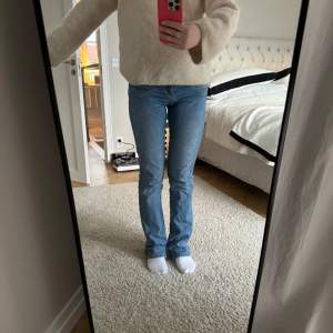 Säljer mina ljusblå lågmidjade LTB valerie jeans för ingen användning längre💗De är i storlek 28/36 och jag har 36-38/S-M i vanliga fall. Jag är även 172 och jeansen är långa på mig💗De är köpta för ca 800kr😇skicka för mer bilder & information!💗