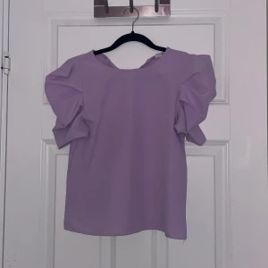 Lila T-shirt  - Från Vera Moda köptes för 229 säljs för 50kr priset kan diskuteras