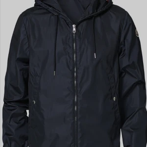 Moncler windbreaker - Har använt den ett par gånger men den har blivit för liten men den är som ny