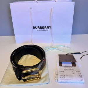 Burberry bälte - Säljer ett snyggt bälte från Burberry i storlek 90cm, cond 9/10. Kommer med dustbag, tags, KVITTO och påse.