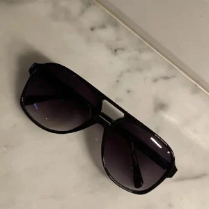 Solglasögon  - Tja! Säljer nu dessa extremt snygga solglasögon som passar alla! No name köpta i Spanien men är av bra kvalitet😀 om det är något är det bara att skriva ! 