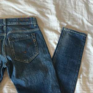 Jag säljer dessa riktigt snygga mörkblå dondup jeans i model George och storlek 30. Skicket är 7,5/10