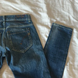 Dondup George Jeans  - Jag säljer dessa riktigt snygga mörkblå dondup jeans i model George och storlek 30. Skicket är 7,5/10
