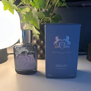 Parfums de Marly sedley  - Hej, jag säljer min parfums de Marly sedley. Jag säljer min parfums de Marly sedley eftersom att jag inte är i behov av den längre. Den är köpt på dd essence i Italien. Skriv gärna om ni har frågor🫶🏼