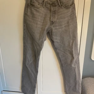 Jack & Jones jeans - Hej, säljer dessa jeans från jack & jones då de ej kommer till användning. Jeansen är i gott skick utan defekter. Köpta för ca 1 år sedan men har ej använts särskilt mycket😊