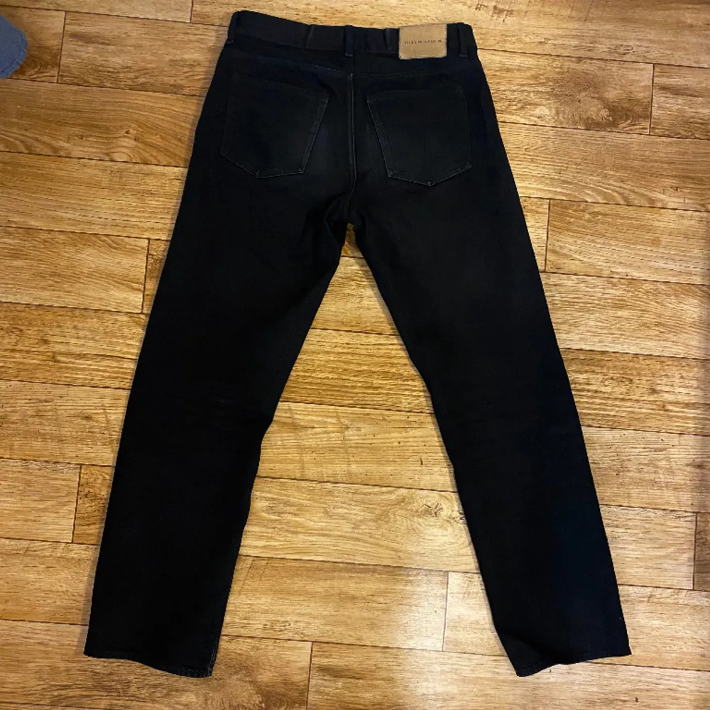 Tja! Säljer ett par svarta tiger of Sweden jeans i modellen ”Marty”. Köpta för 1700kr och är i bra skick, lite slitna på baksidan. DM för frågor! Priset går att diskutera!. Jeans & Byxor.