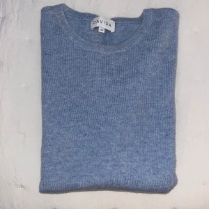 Stickad tröja fr Davida  - Stickad tröja i Kashmir från Davida Cashmere. Storlek M. Använd fåtal gånger. Nypris 1600.