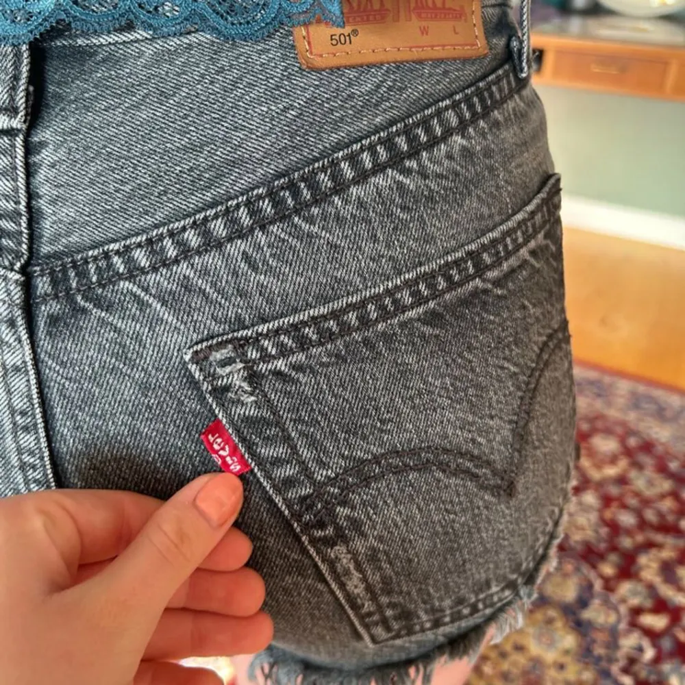 Säljer dessa grå lågmidjade shortsen ifrån Levi’s då de inte passar längre!💘De är köpte förra våren för 400kr. De är i fint skick därmed priset🙌🏻Hör av er vid frågor💘💞. Shorts.