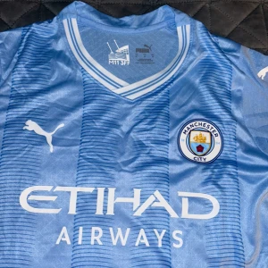 Fotbollströja - Säljer min helt nya Manchester city fotbollströja