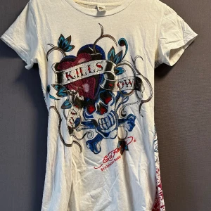 Ed hardy t shirt - Säljer nu mammas ascoola ed hardy tröja, köpt på en marknad så tyvärr inte en äkta. Den är använd men i perfekt skick, storlek M, 80 kr+frakt.