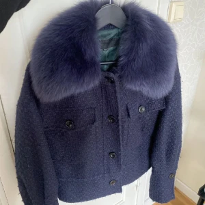 Meotine pälsjacka - Säljer min blåa meotine pälsjacka då jag har köpt en annan! Den är köpt för något år sedan, bra skick bara lite nopprig❤️