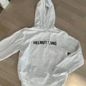 Säljer denna as fräcka hoodie från Helmut Lang i nyskick! Storlek: M