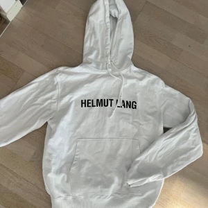 Helmut Lang - Säljer denna as fräcka hoodie från Helmut Lang i nyskick! Storlek: M