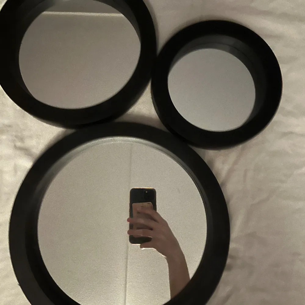 Tre stycken runda svarta speglar 💕 Säljs pågrund av att de inte kommer till användning här hemma. Säljer de inte styck utan alla tre tillsammans! Köparen står för frakten! Tryck köp nu! Skriv vid frågor 💕. Övrigt.