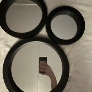 Tre stycken runda svarta speglar 💕 Säljs pågrund av att de inte kommer till användning här hemma. Säljer de inte styck utan alla tre tillsammans! Köparen står för frakten! Tryck köp nu! Skriv vid frågor 💕