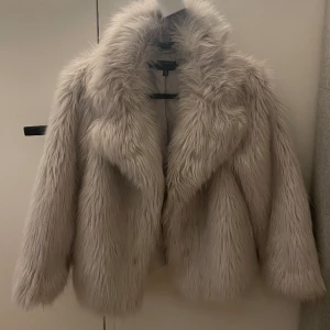 Pälsjacka  - Pälsjacka från topshop🩷 Grå, kan skifta i lite rosa typ🩷