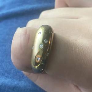 Säljer denna Edblad ringen i ny skick☺️Färgen är Guld och har storlek 17,5 ( M ) orginalpris: 399kr , säljer : 199kr😙