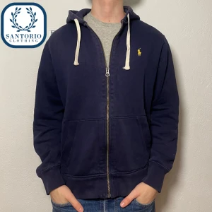 Ralph Lauren Hoodie - Tvärfet Ralph lauren hoddie i 9/10 skick (finns en liten defekt vid ena ärmen, kom pm för bild) Han på bilden är ca 175 (passar mer M än L) Nypris ca: 1300kr Skriv vid frågor eller funderingar🙌