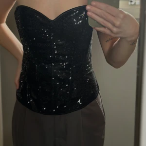 Korsett - JÄTTESNYGG paljettkorsett som är justerbar i hur mycket du vill dra åt, perfekt till fest!🖤🖤