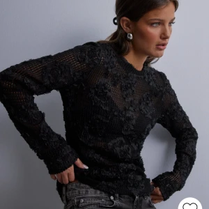 Svart topp - Säljer denna topp från Nelly!! Den är aldrig använd, endast testad 💙💙 säljer för 400kr +frakt!!