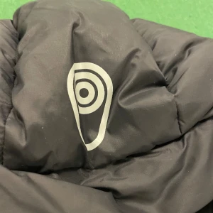 Säljer en Sail racing jacka  - Lite trasig men jätte varm och skön 