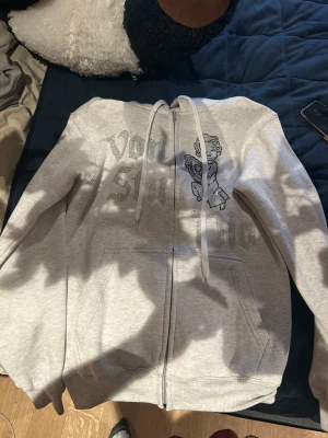 Von studio zip hoodie - En super fin zip hoodie från von studio❤️ Aldrig använd och nypris cirka 800-1000❤️Storlek M men skulle säga att den passar S också. Har en likadan i röd så skriv om ni vill ha fler bilder❤️Pris kan diskuteras