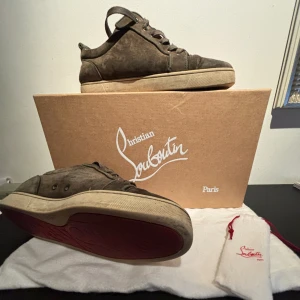 Christian Louboutin - Christian Louboutin Green Suede Louis Junior Orlato Sneakers | storlek 43 | cod 7/10 |  Nypris 8000kr  Mitt pris 2999kr