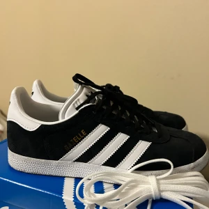 Adidas Gazella  - Nästintill nya använda ute en gång Storlek 38 2/3  men passar mig som har 38  De är köpta på Nelly för 1249kr Orginalkartong och extra vita snören medföljer 