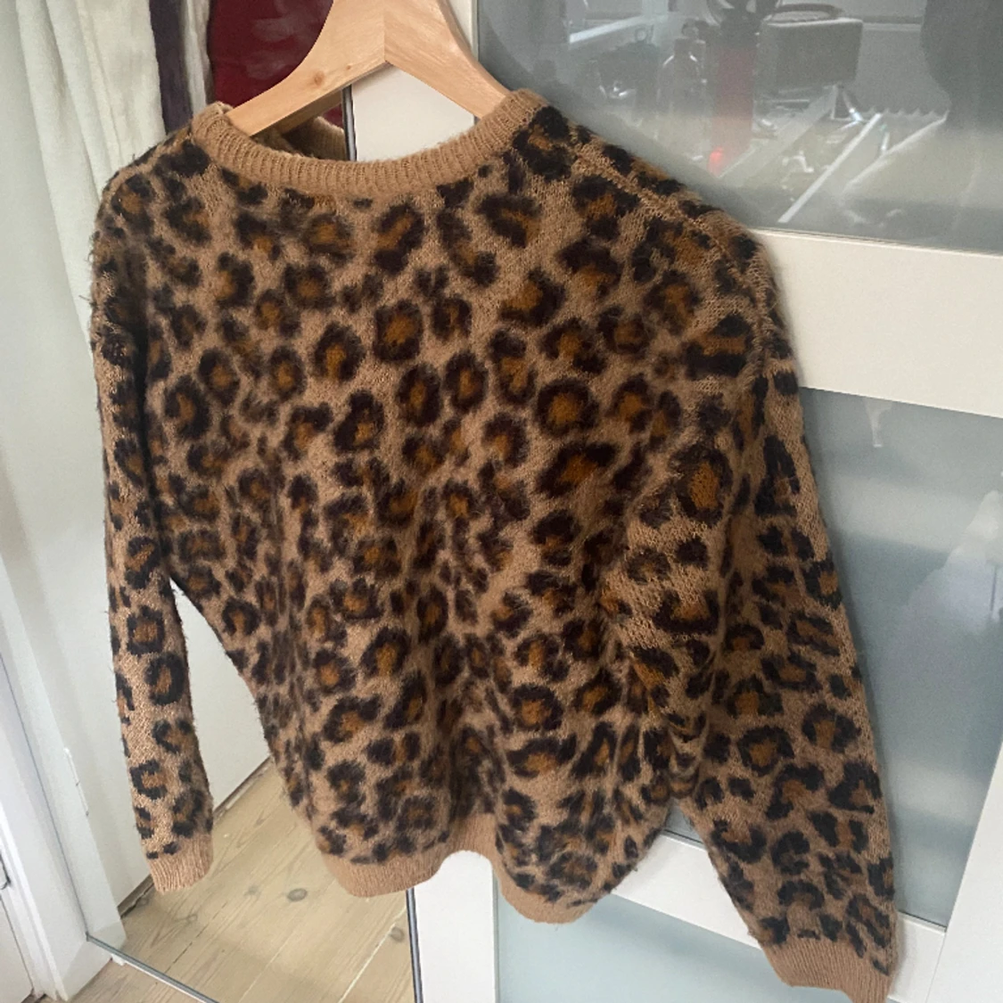 Leopard stickad tröja