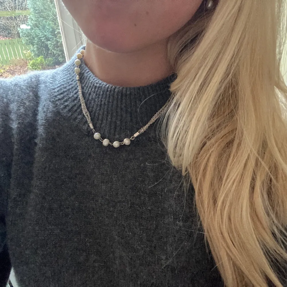 Så fint silverhalsband med pärlor, liknar Maria Nilsdotter ❤️. Accessoarer.