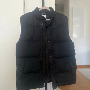 Mc kinley väst ärmlös jacka - Väst i storlek M. Köptes här på Plick men har inte kommit till användning.