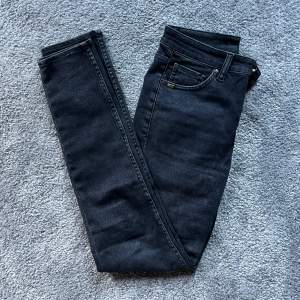 Skitsnygga jeans från Tiger of Sweden. Använda men fint skick! Storlek 27/30 (skulle säga att de passar en Small)