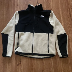 North face fleece jacka - Storlek M, använd fåtal gånger inga defekter. Skriv för fler bilder eller frågor!