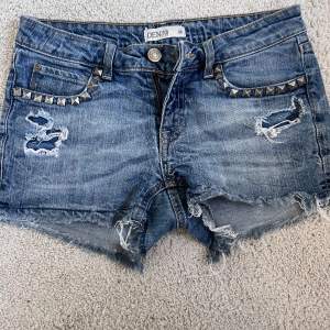 Skit snygga lågmidjade jeans shorts med nitar på fickorna, säljer då dem tyvärr är för små. Står strlk 36 men skulle säga att dem är 34