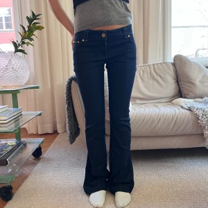 Jeans! - Snygga jeans!! MIDJEMÅTT: 78cm  INNERBENSLÄNGDEN:82