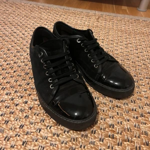 Lanvins - Säljer ett par svarta Lanvins i storlek uk 6 som motsvarar 41. Skorna är i fint skick och har inga defekter, endast lite creasing. Tveka inte att höra av er vid frågor😊 