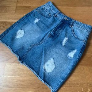 Jeanskjol - Jeanskjol säljes, aldrig använd 🌸