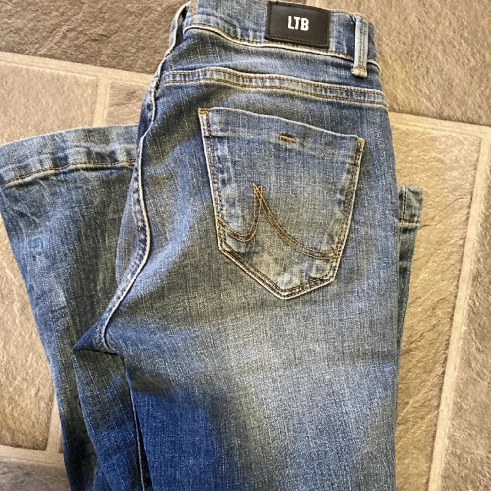 Ltb jeans i färgen blå, dom är lowwaist och bootcut. 🩷 Storleken är W25 L32, skriv för dom exakta måtten! 💕högsta bud 700kr Nypris: 909kr . Jeans & Byxor.