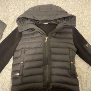 Moncler cardigan - Storlek M Svart Scannar 