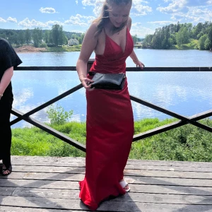 Röd balklänning - Endast använd en gång pga det var min balklänning. Väldigt bra skick! Nypris 1578kr