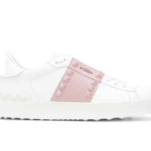 Valentino skor - Jag är ute efter ett par Valentino skor med nitar. I storlek 38,5/39/39,5. Kom privat ifall ni har några🫶🏽🙏🏽🙏🏽